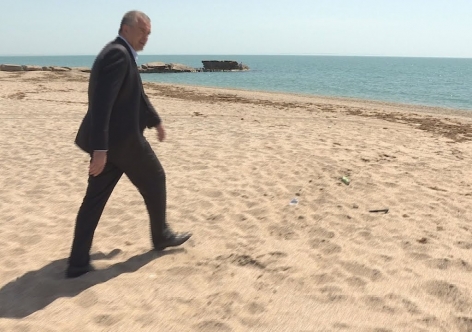 Аксенов водил чиновников по пляжам с лозунгом использовать "крымскую валюту"