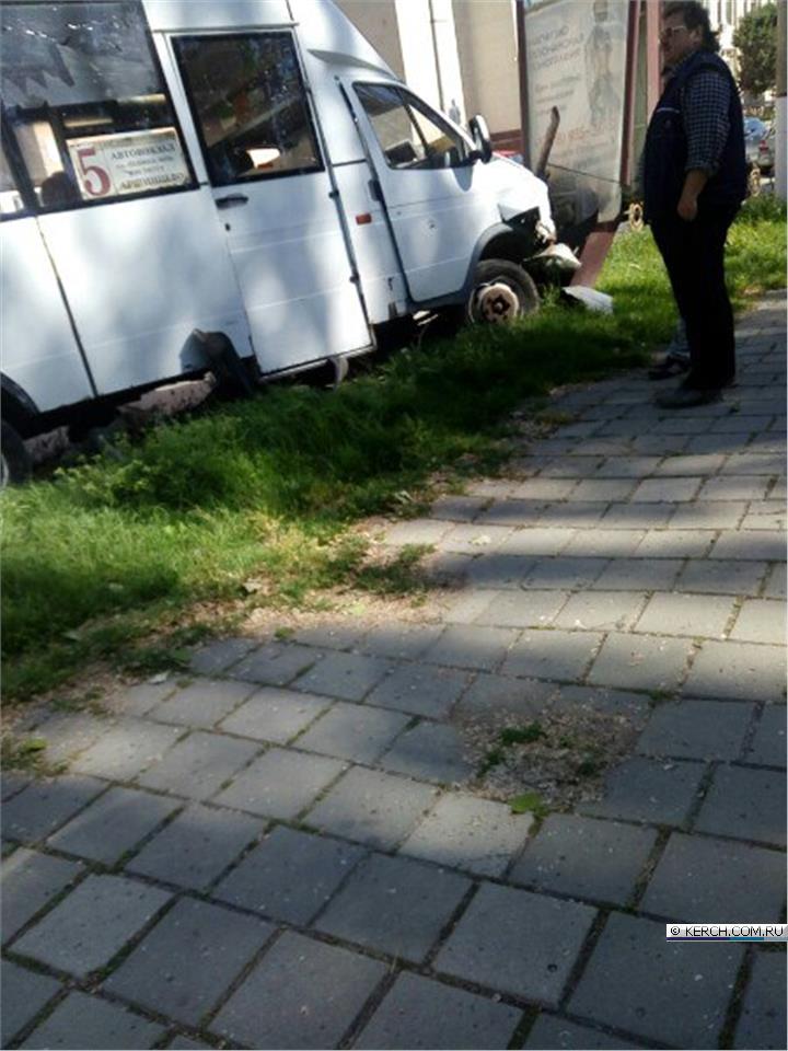 В крымском автобусе выронили грудного ребятенка, 12-летний мальчишка влетел под колеса ВАЗа [хроника ДТП 17 мая]
