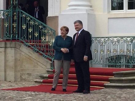 П.Порошенко и А.Меркель взялись переговоры тет-а-тет