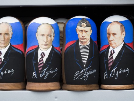 П.Порошенко предложили запретить матрешек, пельмени и водку
