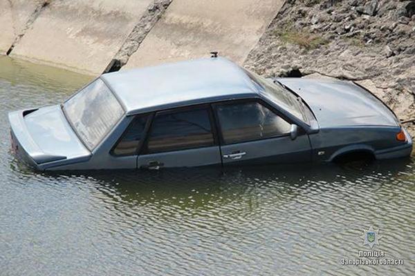 В Запорожской области ВАЗ с двумя людами утонул в канале(фото)
