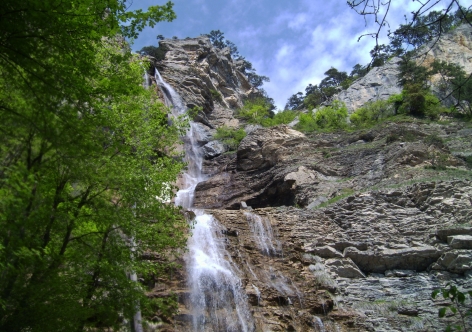 В Крыму прикрыт ход к знаменитому водопаду, в июне "заблокируют" туристические тропы [фото]
