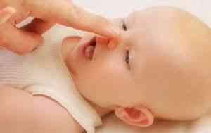 и чем промыть нос новорожденному ребенку: видео