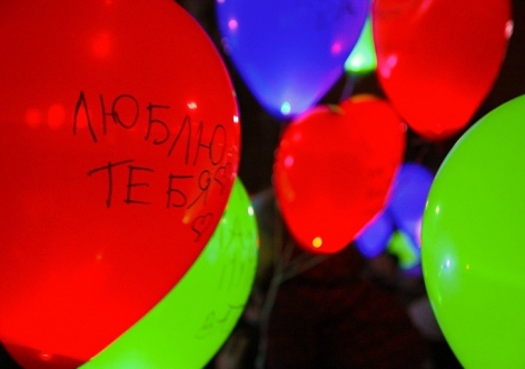 "Хедлайнеры" трех июньских фестивалей в Севастополе - светошарики, краски и мороженое [фото]