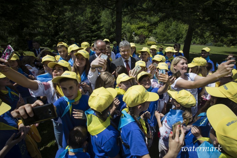 Президентське подружжя та Президент Словацької Республіки зустрілися з дітьми, які поїдуть на відпочинок до Угорщини