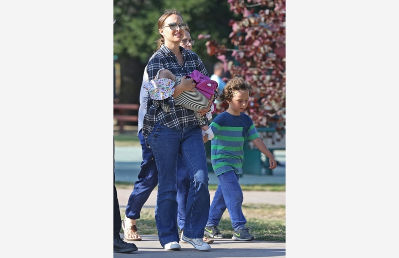 Натали Портман на прогулке с ребятенками и мамой