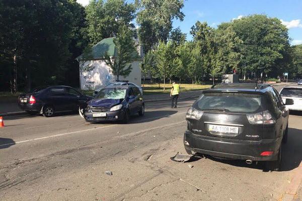 В Киеве женщина-водитель протаранила Lexus, пробуя исчезнуть с места ДТП со летальным исходом(фото)
