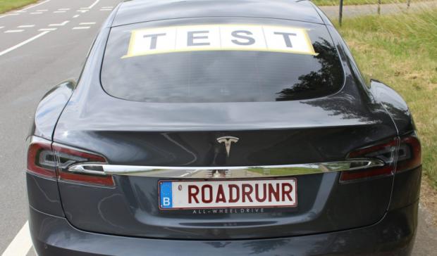 Полноприводная модель Tesla Model S проехала 900 км без подзарядки