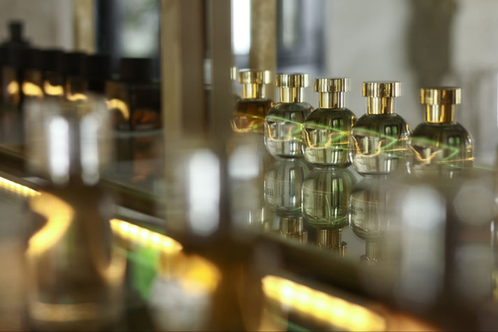 Средневековый минимализм в потрясающем liquides perfume bar – чарующий мир ароматов в париже