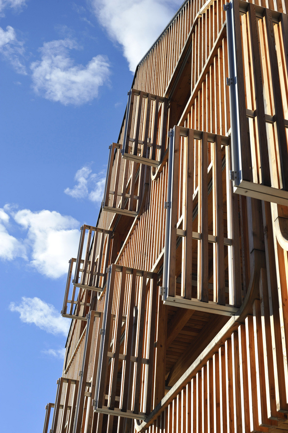 Современный дизайн-проект деревянного дома с эксклюзивным интерьером