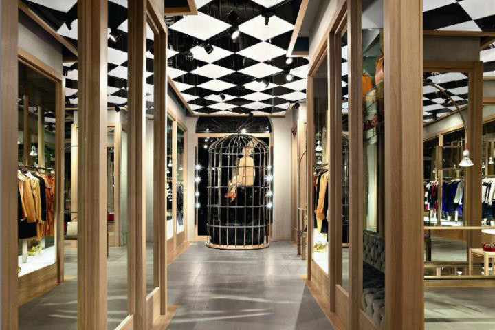 Дизайн торгового зала магазина женской одежды moschino