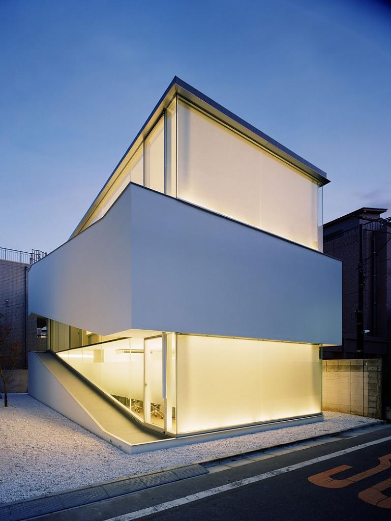 Дом с окружающей лестницей с уникальными оптическими эффектами — стеклянная импровизация от curiosity architects, токио, япония