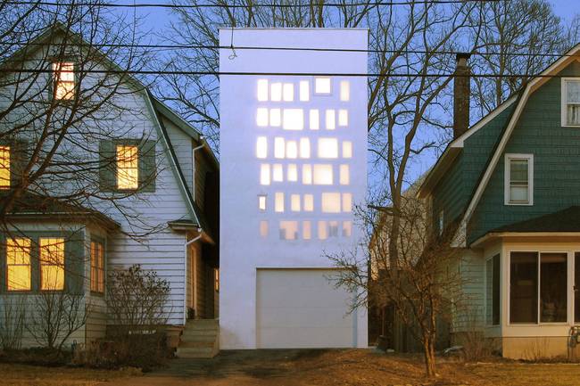 Дизайн тонкого дома с полупрозрачным фасадом
