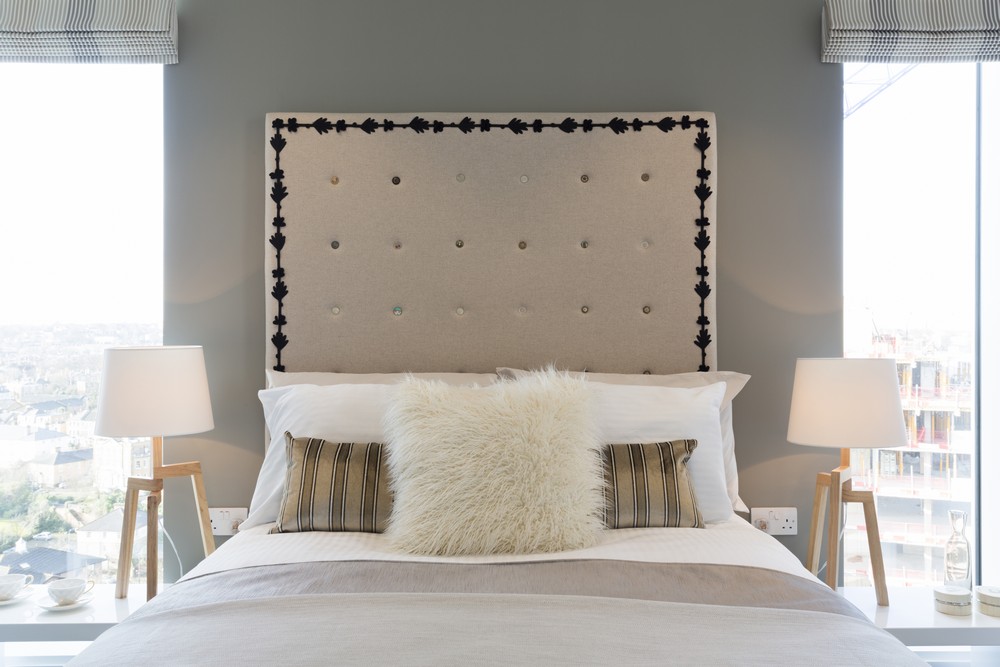 Яркая индивидуальность трех спален в двухэтажных апартаментах от suna interior design, лондон, великобритания