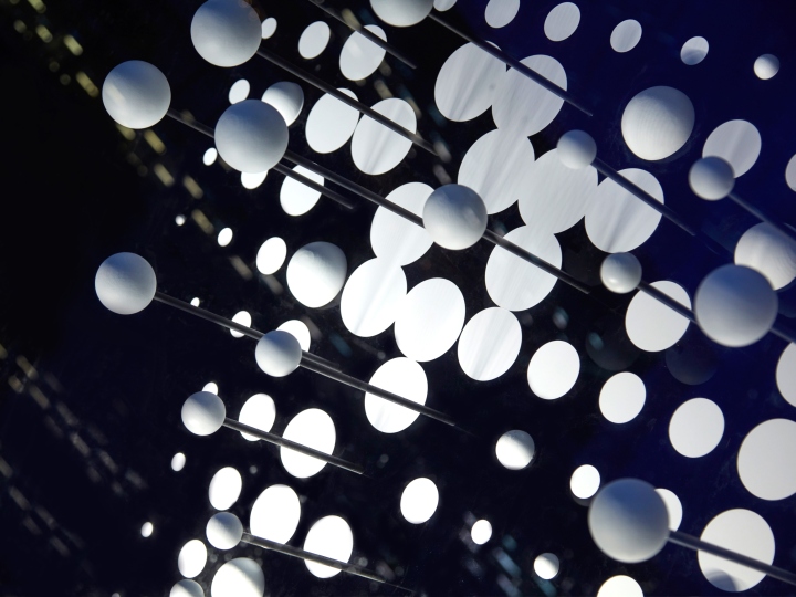 Креативные витрины магазина с инсталляцией из шаров и кругов