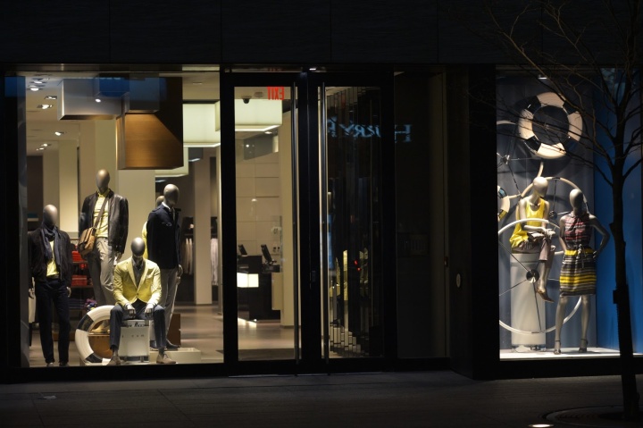 Стиль напоказ – потрясающее оформление витрин брендового магазина модной одежды hugo boss