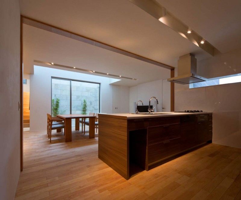 Минималистичная японская резиденция: смесь неприкосновенности частной жизни и воздушной внутренней отделки от architect show