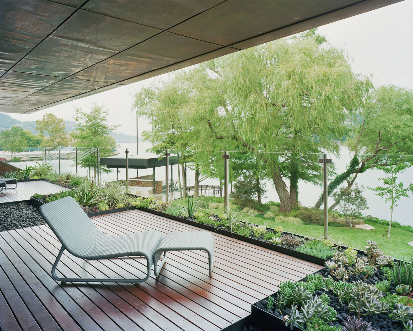 Великолепный дизайн-проект современной двухэтажной резиденции с лесу