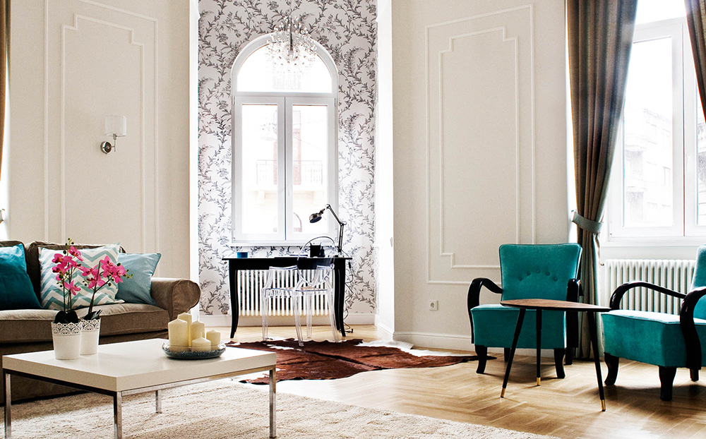 Со вкусом отремонтированная квартира 19-го века, источающая классический эклектичный стиль в интерьере