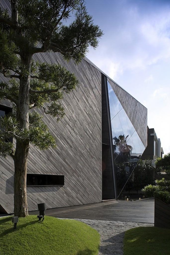 Смелость города берет: креативный diamond house от formwerkz architects на острове сентоза, сингапур
