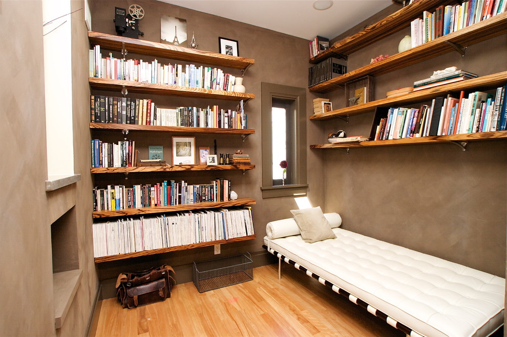 Для любителей почитать на ночь – потрясающие идеи совмещения уютной спальни и маленькой домашней библиотеки