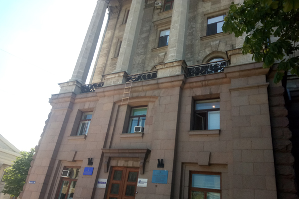 На балконе мэра Николаева, какого думают в коррупции, взялась веревочная лестница(фото)