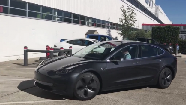 Tesla Model 3: первые фото и видео серийной модели