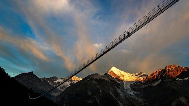 Самый долгий подвесной пешеходный мост отворился в Швейцарии