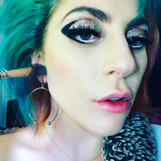 Леди Гага в своем репертуаре: певица перекрасила в волосы в необычный цвет