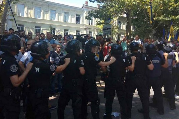 В фокусе Одессы полицейские применили слезоточивый газ, застопорены 6 человек(фото)