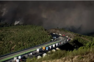 В Испании безумствует большой пожар. Жар облапил уже более тысячи гектаров