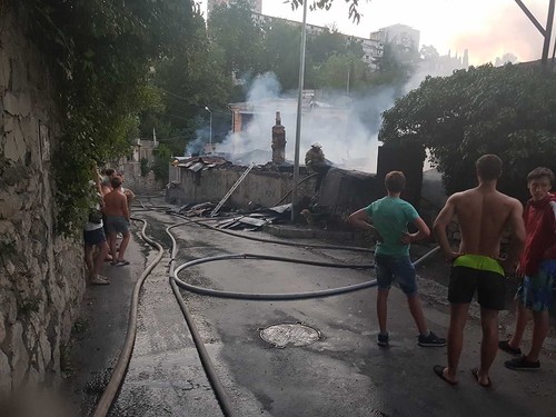 В Крыму сгорела двухэтажка - один-одинехонек человек погиб, двое потерпели [фото]
