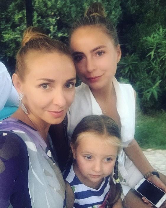 Татьяна Навка выглядит наравне со старшей дочерью: спортсменка показала редкое фото