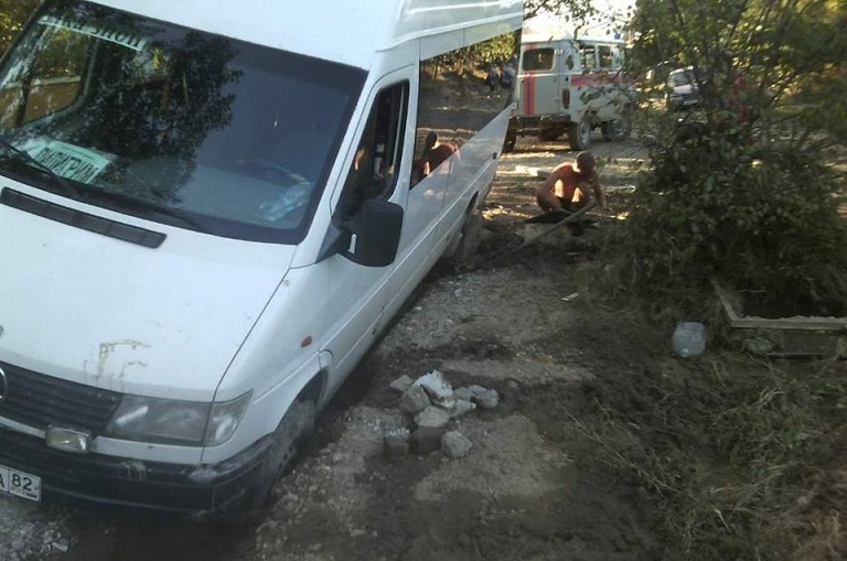 В грязи на крымских линиях завязли микроавтобус и минивэн с пассажирами [фото]