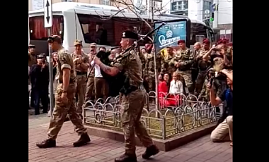 В фокусе Киева британские военные сразились на волынке: видео