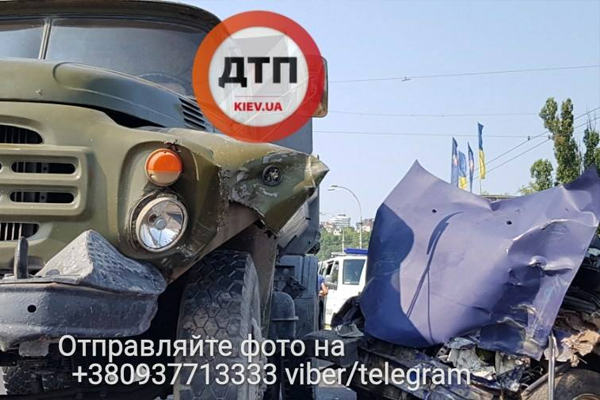 В Киеве в ДТП на мосту Патона влетел пикап с боеприпасами(фото, видео)