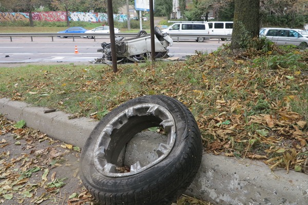 В Киеве авто столкнулся с отбойником и "самоуничтожился", потерпели двое человек(фото)