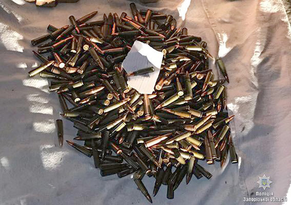 Обитатель Запорожья организовал подпольную торговлю автоматами и гранатами(фото)