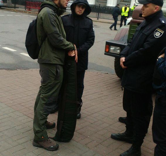 В Киеве застопорен дядька с оружием: выступал на акцию к Раде