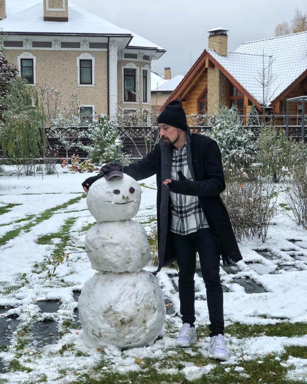 Дима Билан: певец поделился забавным видео как он лепил снеговика