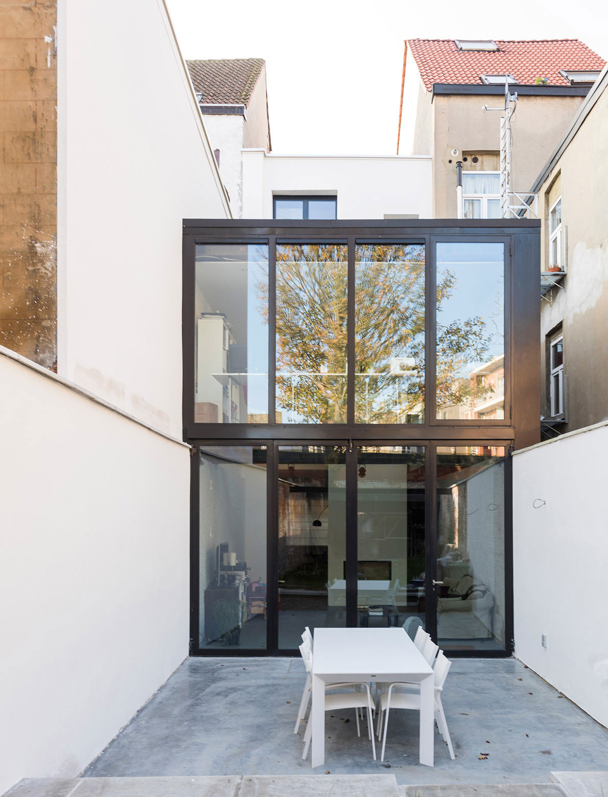 Проекты домов со стеклянным фасадом: грандиозная реконструкция маленького коттеджа в антверпене