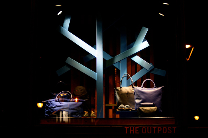 Грамотный световой сценарий в оформлении витрины для магазина мужской обуви и аксессуаров the outpost, барселона, испания