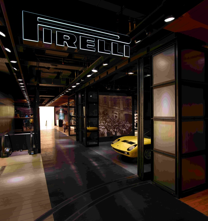 Яркий пример удачного мерчандайзинга — ультрасовременный дизайн магазина pirelli pzero