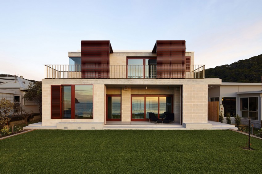 Минималистский проект block house от porebski architects на знаменитом пляже pearl beach, новый южный уэльс, австралия
