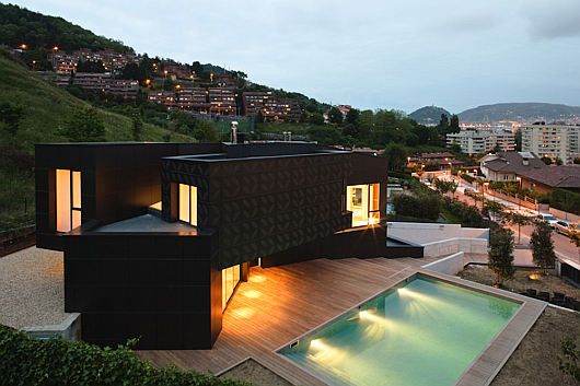 Современный коттедж от испанских архитекторов: отточенные стремительные формы на зелёном холме