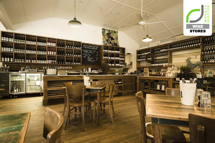 Притягательное очарование кантри-стиля в дизайне интерьера винного магазина-кафе
