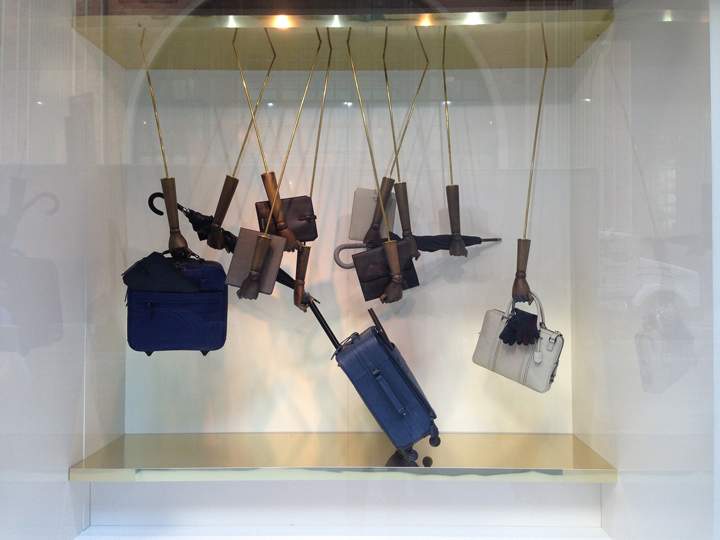 Интересная подача новой коллекции сумок – оригинальные витрины burberry в нью-йорке, 2013 год
