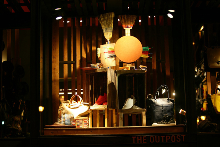 Грамотный световой сценарий в оформлении витрины для магазина мужской обуви и аксессуаров the outpost, барселона, испания