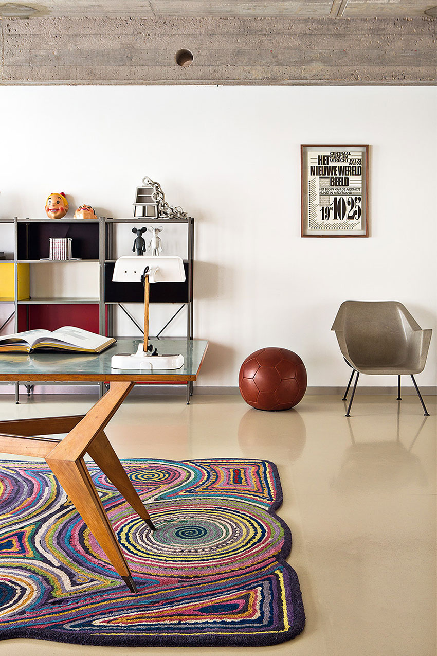 Приземлённая красота брутальной мебели в стильном интерьере лофт-квартиры в бельгии