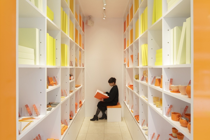 Красочный японский интерьер магазина товаров для дома от эммануэль моро